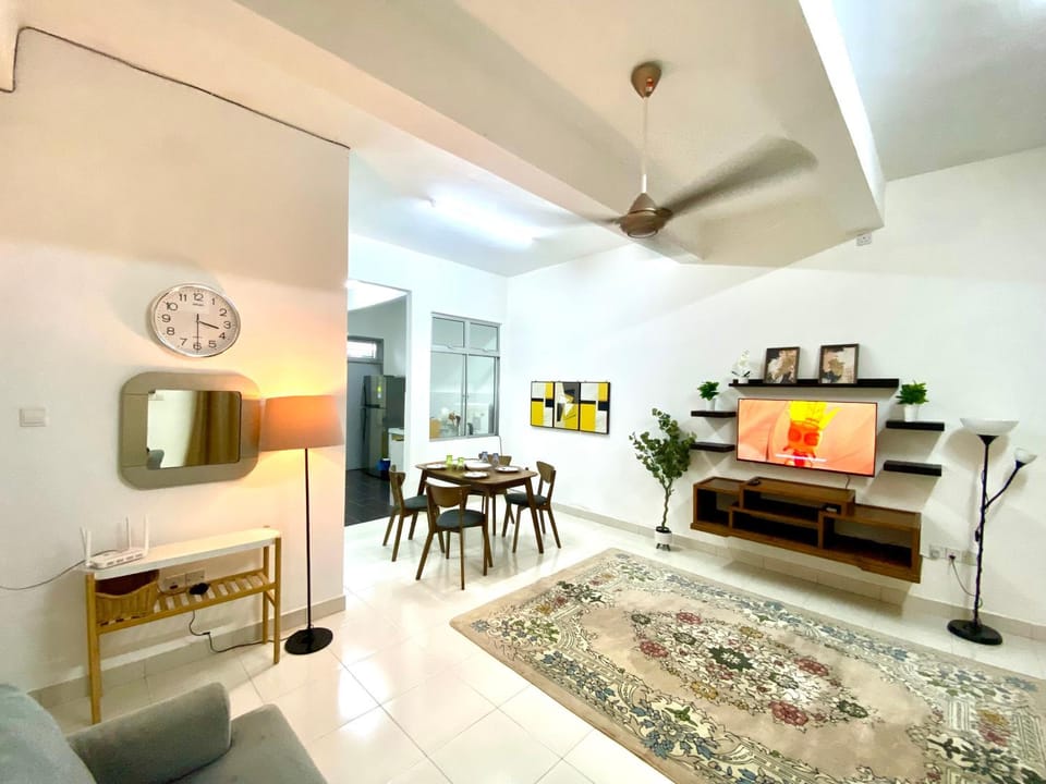 TV and multimedia, Kitchen or kitchenette, Living room, Seating area, Dining area