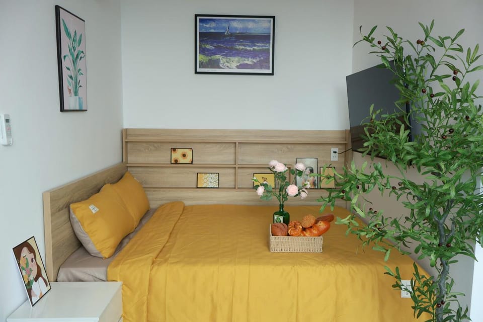 Bed, TV and multimedia, Living room, Seating area, Bedroom