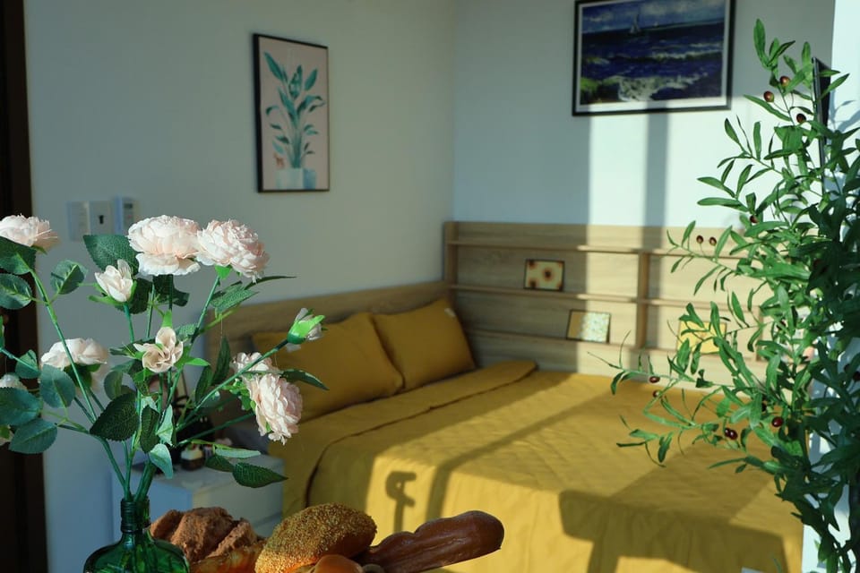 Bed, Living room, Photo of the whole room, Seating area, Bedroom