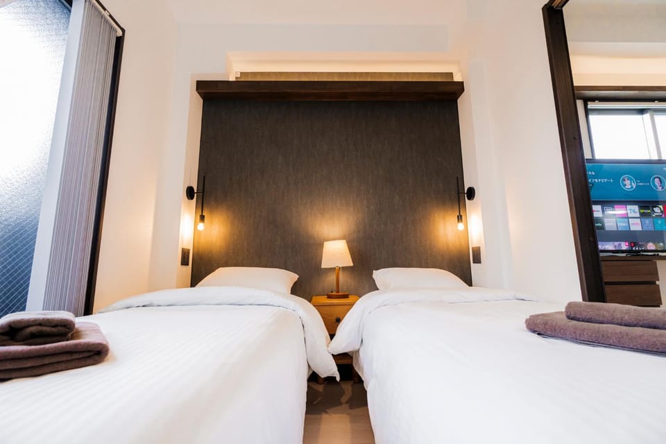 Bed, Bedroom, towels