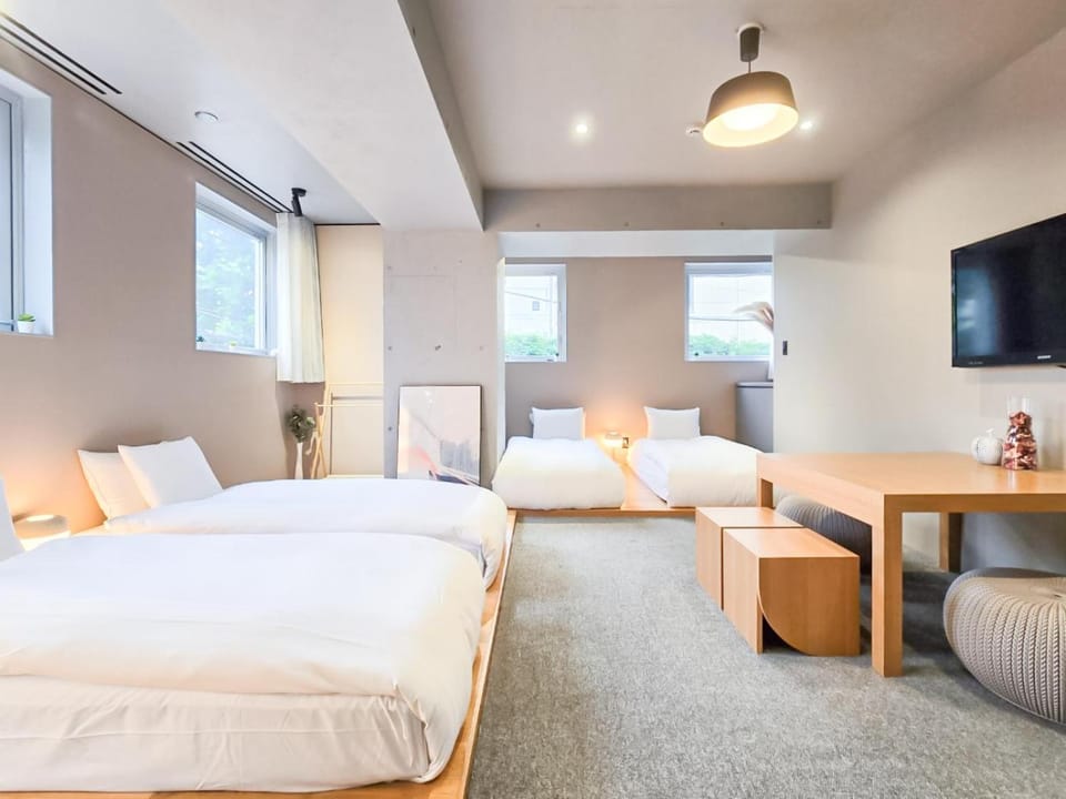 Bed, TV and multimedia, Living room, Photo of the whole room, Seating area, Bedroom, towels