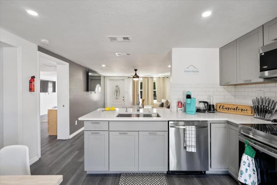 Siesta Key Cottage with Heated Pool House in Gulf Gate Estates