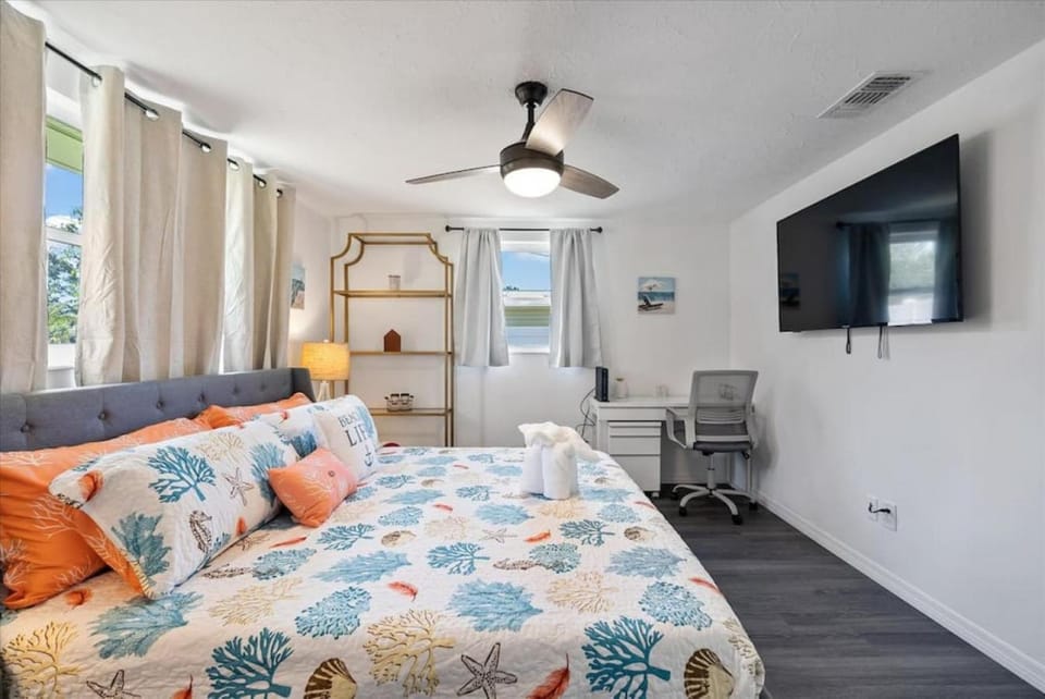 Siesta Key Cottage with Heated Pool House in Gulf Gate Estates