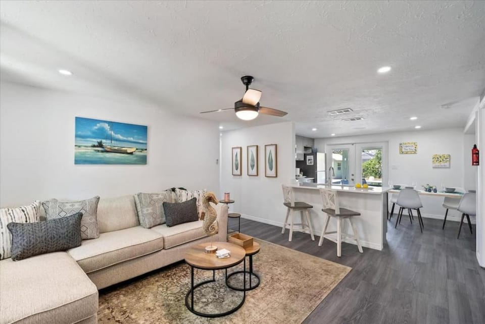 Siesta Key Cottage with Heated Pool House in Gulf Gate Estates