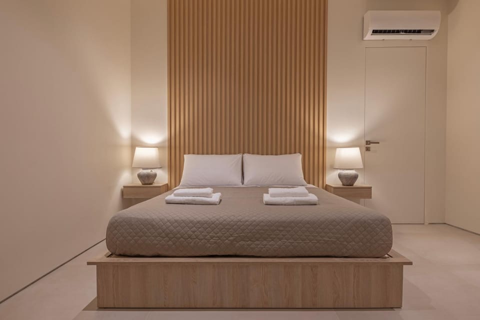 Bed, Bedroom, towels, air conditioner