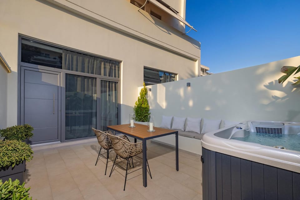 Patio, Garden, Hot Tub, Dining area, Garden view, furniture