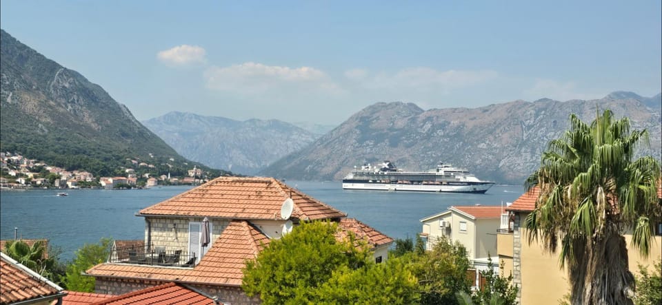 Lux Seaside Residence Apartment in Dobrota