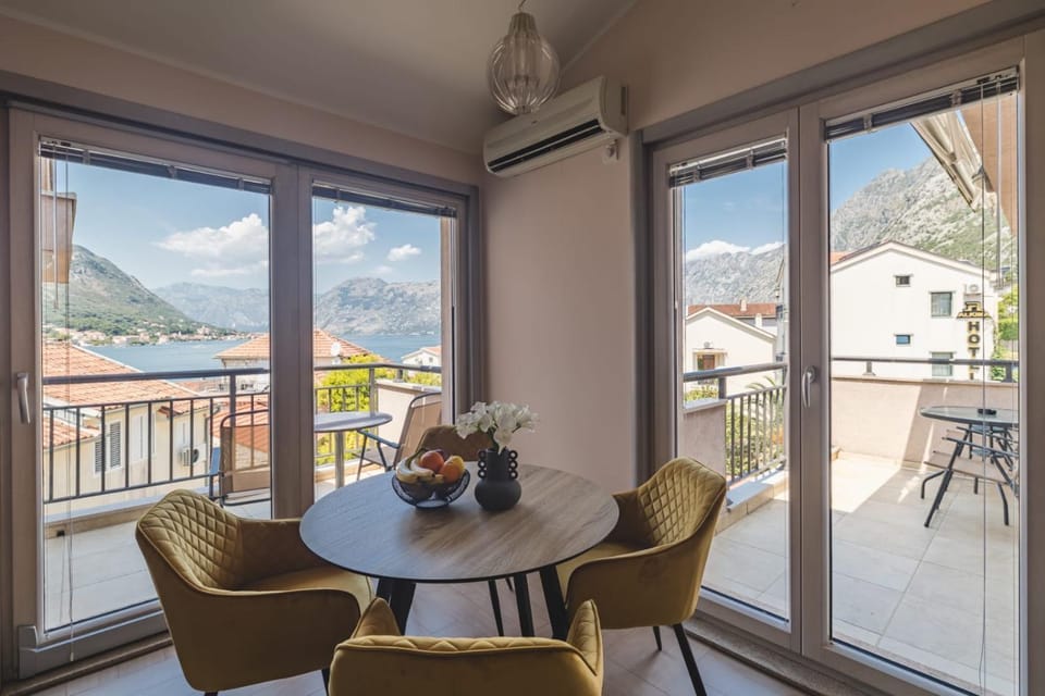 Day, View (from property/room), Balcony/Terrace, Living room, Seating area, Mountain view, Sea view