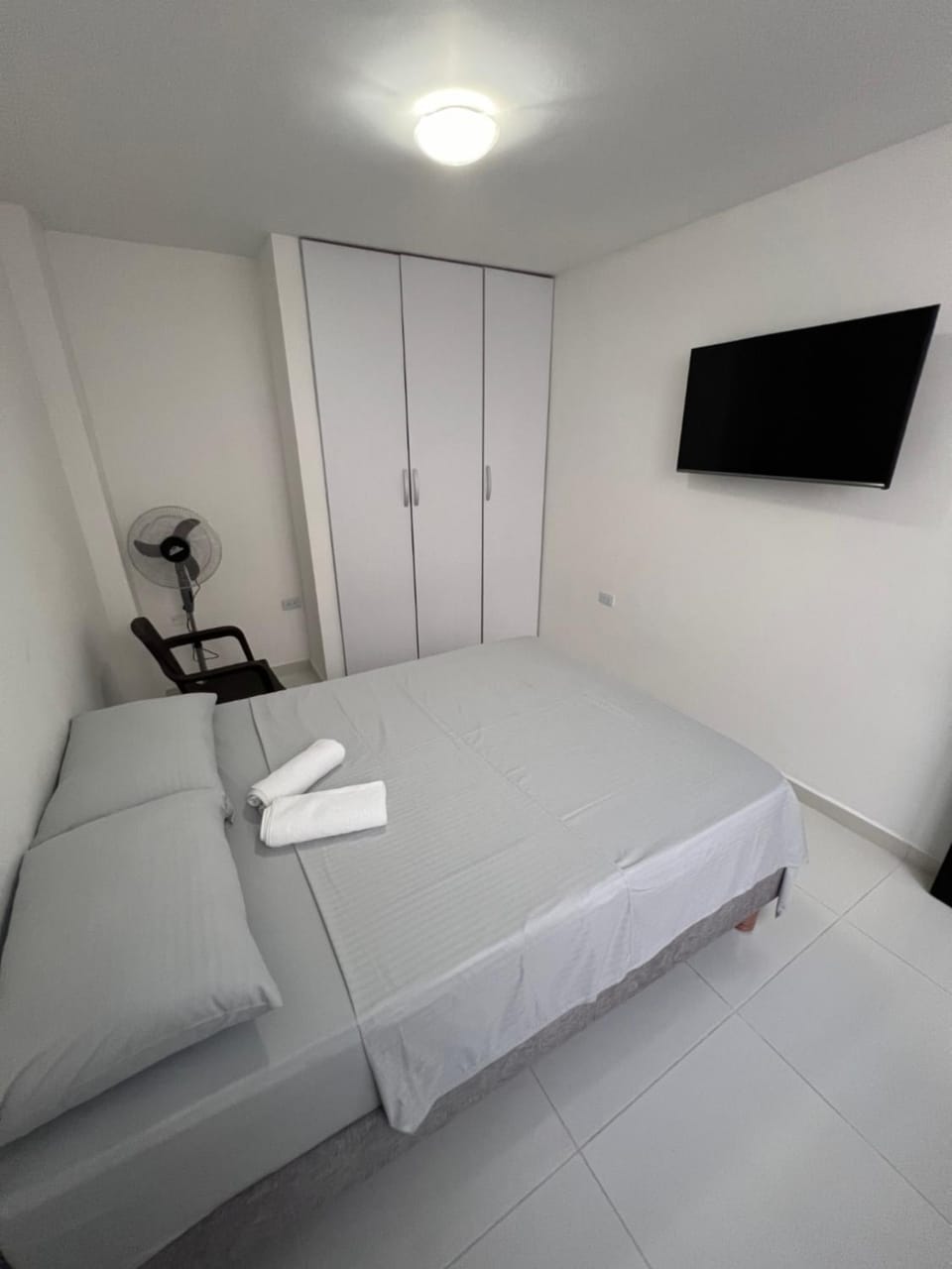 Bed, TV and multimedia, Photo of the whole room, Bedroom, towels