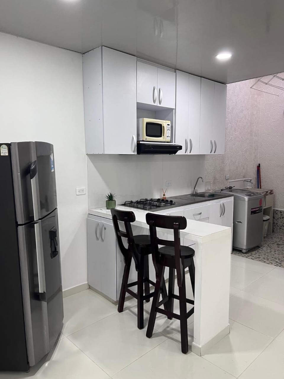 Kitchen or kitchenette, oven, washing machine