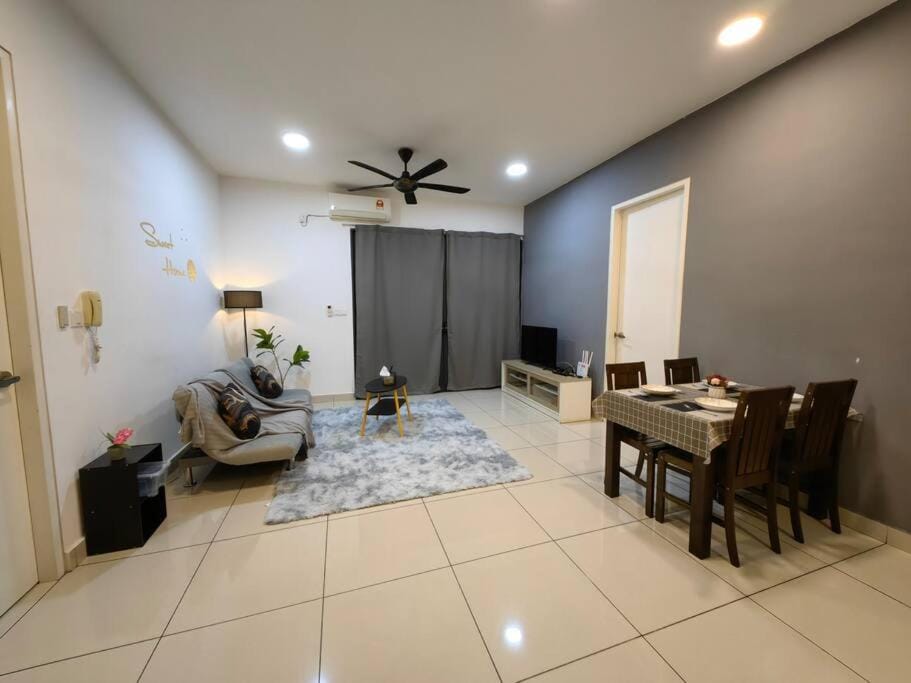 TV and multimedia, Living room, Seating area, Dining area