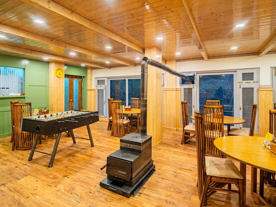 Restaurant/places to eat, Living room, Seating area, Evening entertainment