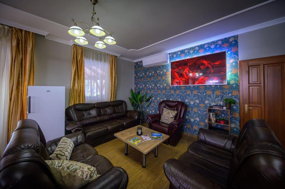 Communal lounge/ TV room, Communal lounge/ TV room, TV and multimedia, Living room, Seating area, Evening entertainment