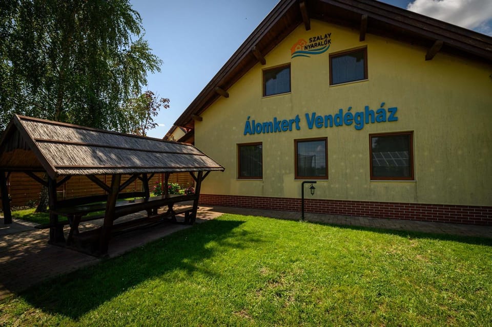 Property building, Day, Garden, Garden, Garden view