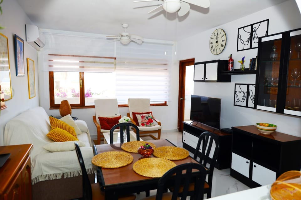 Communal lounge/ TV room, TV and multimedia, Living room, Dining area, air conditioner