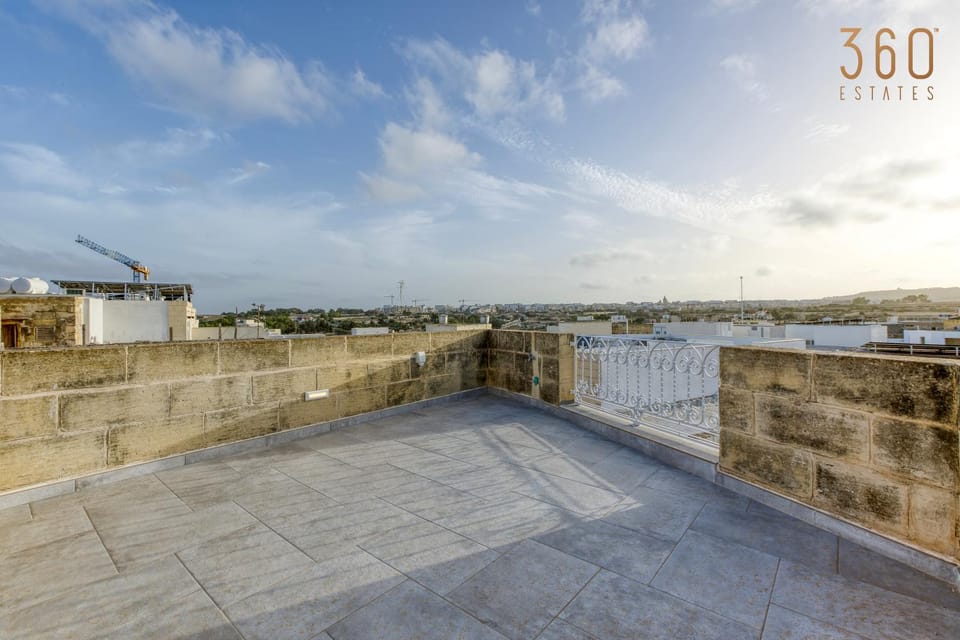 Day, Natural landscape, View (from property/room), Balcony/Terrace, City view