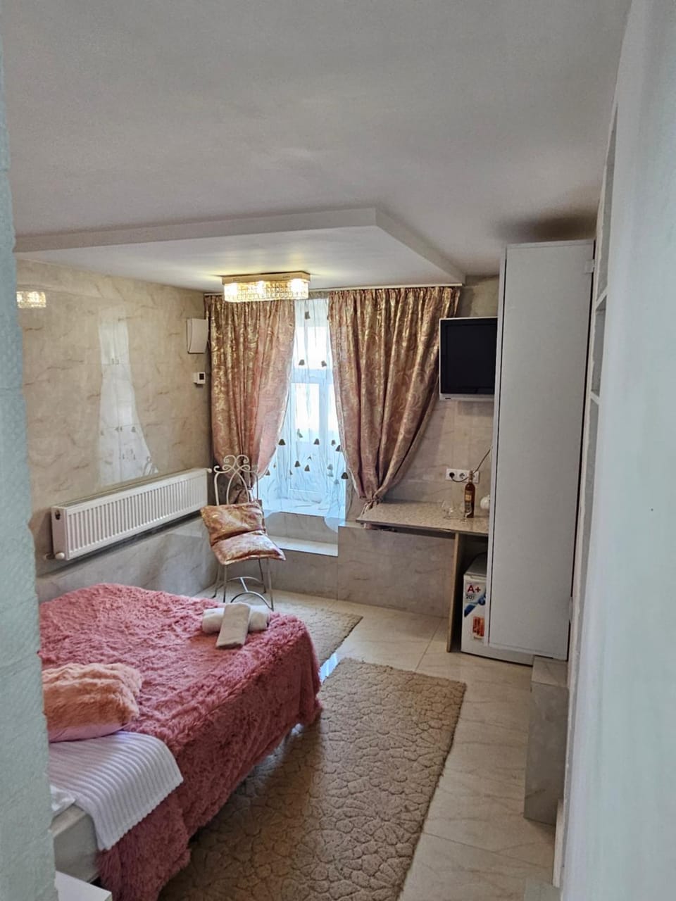 Bed, TV and multimedia, Photo of the whole room, Bedroom, towels