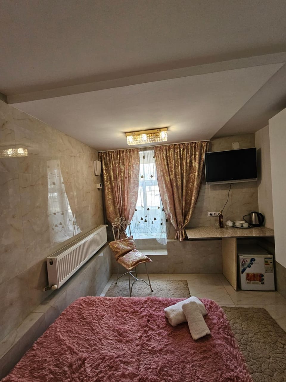 Bed, TV and multimedia, Photo of the whole room, Bedroom, towels