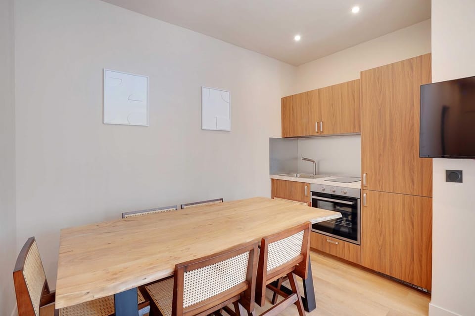 TV and multimedia, Kitchen or kitchenette, Dining area, oven, stove