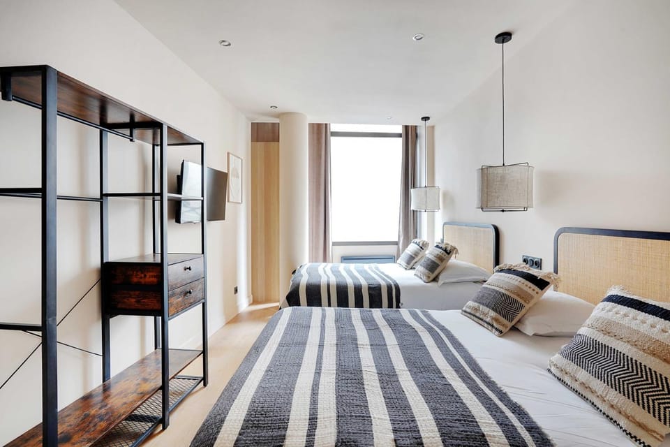 Bed, TV and multimedia, Bedroom