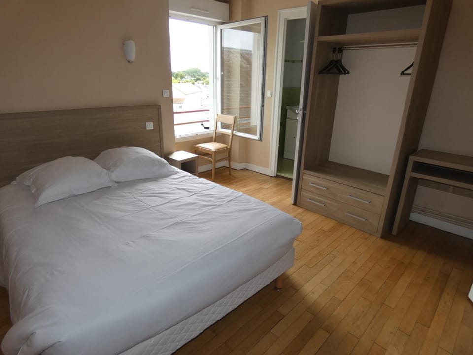 Bed, Photo of the whole room, Bedroom, wardrobe
