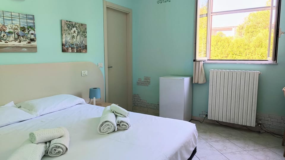 Bed, Photo of the whole room, Bedroom, internet, towels, air conditioner