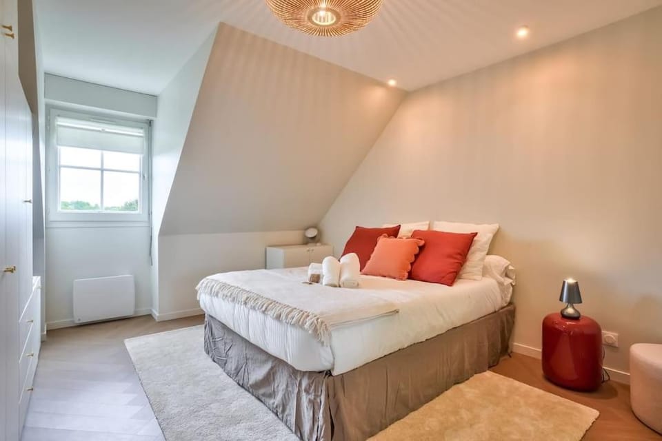 Bed, Photo of the whole room, Bedroom, towels