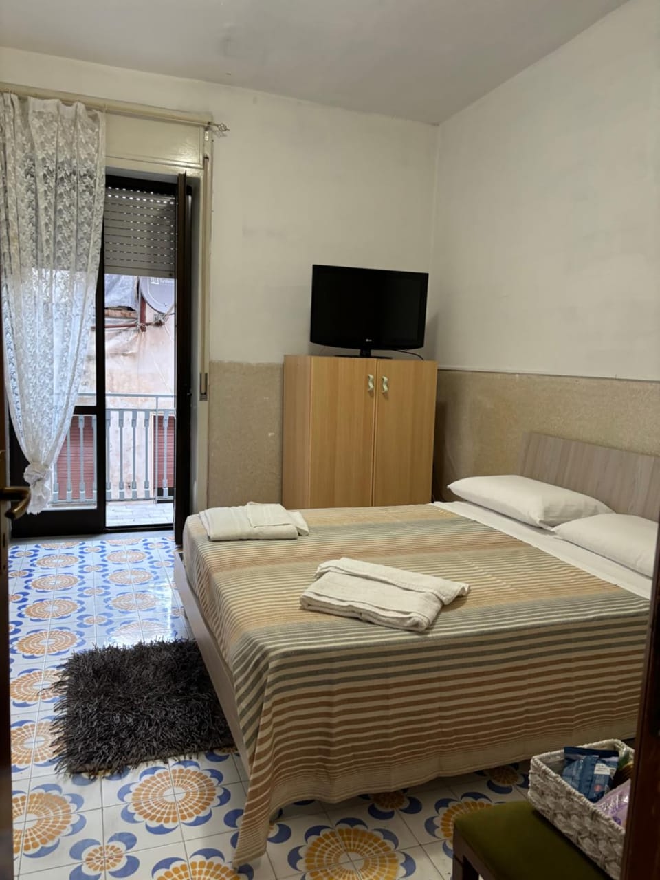 Bed, TV and multimedia, Bedroom, towels