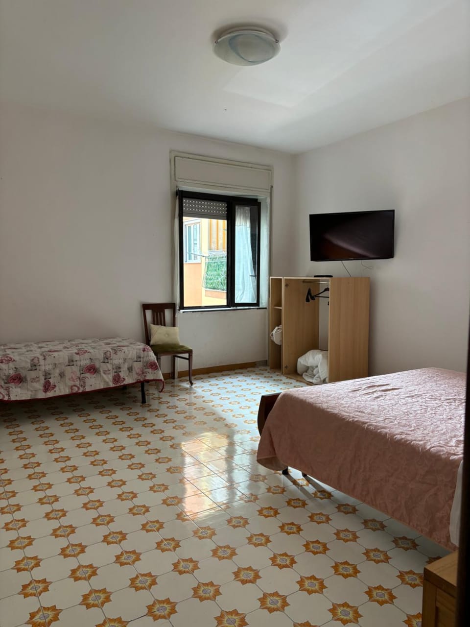 Bed, TV and multimedia, Photo of the whole room, Bedroom
