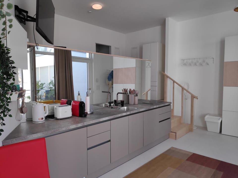 Coffee/tea facilities, Kitchen or kitchenette, dishwasher, toaster