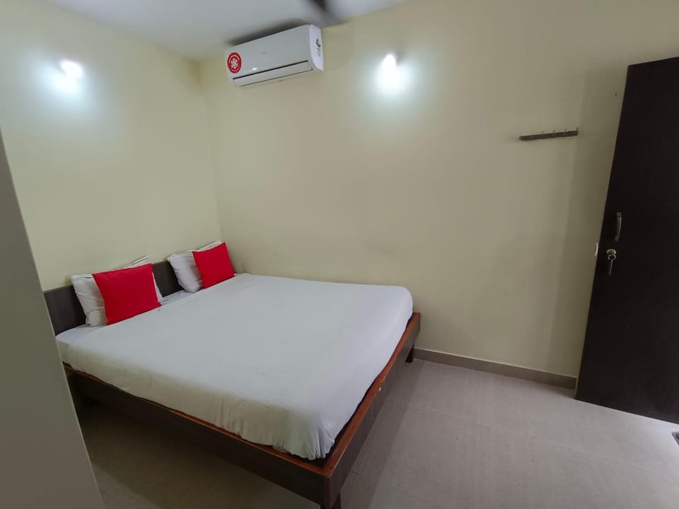 Bed, Photo of the whole room, Bedroom, air conditioner