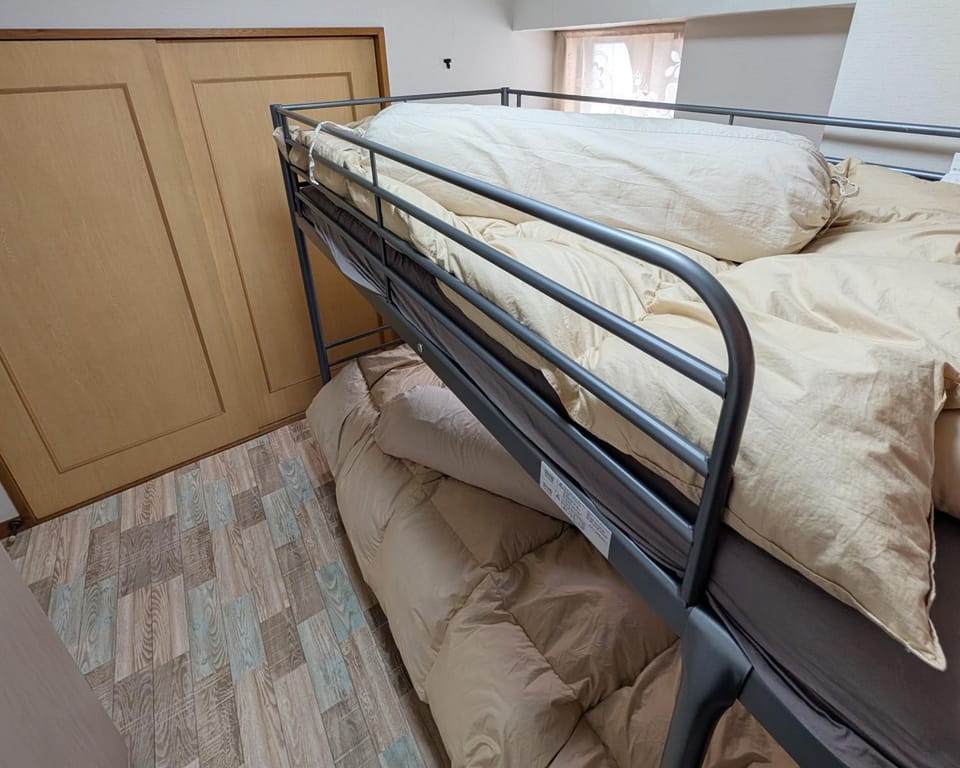 Bedroom, bunk bed
