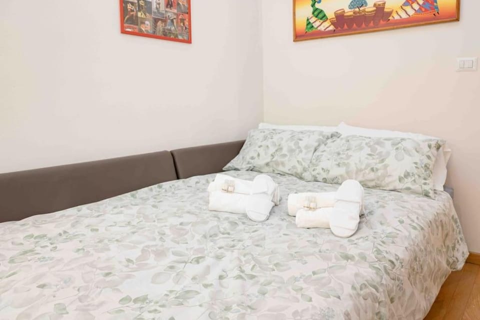 Bed, towels