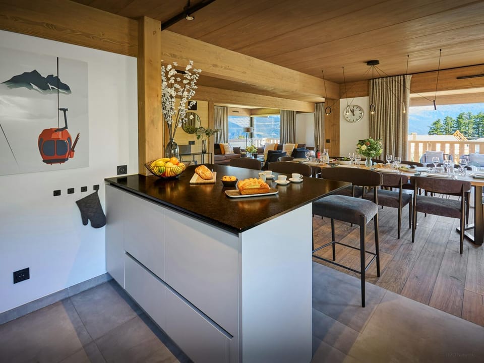 Kitchen or kitchenette, Dining area