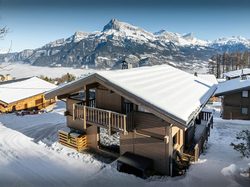 Property building, Day, Natural landscape, Winter, Mountain view