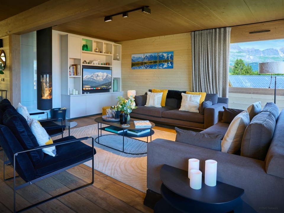 TV and multimedia, Living room, Seating area, Evening entertainment