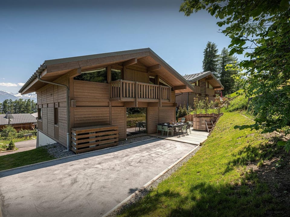 Property building, Day, Natural landscape, Activities, Summer, Area and facilities