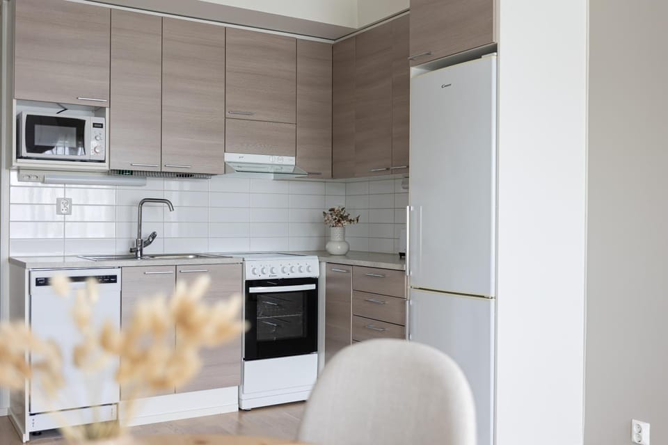 Kitchen or kitchenette, dishwasher, oven