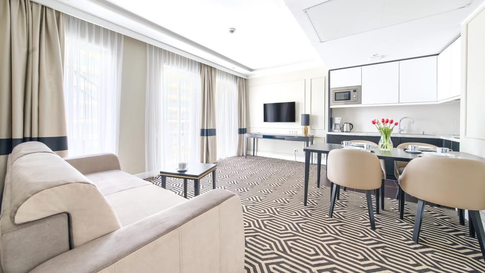 TV and multimedia, Kitchen or kitchenette, Living room, Seating area, Dining area