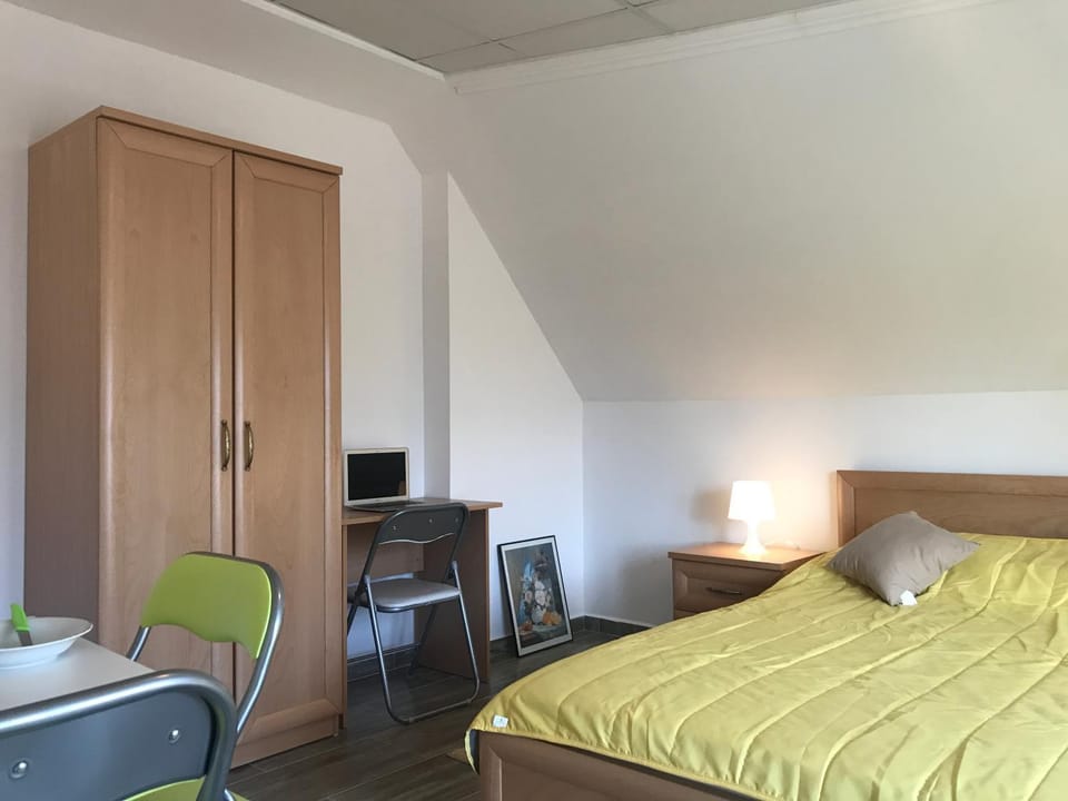 Bed, Photo of the whole room, Seating area, wardrobe