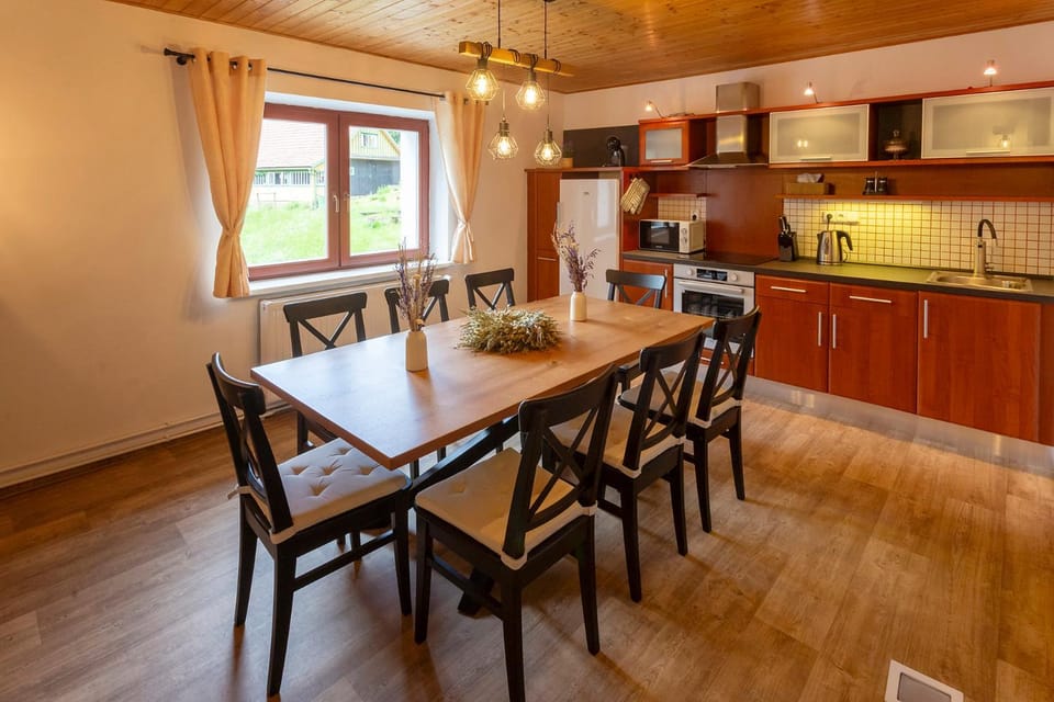 Kitchen or kitchenette, Dining area