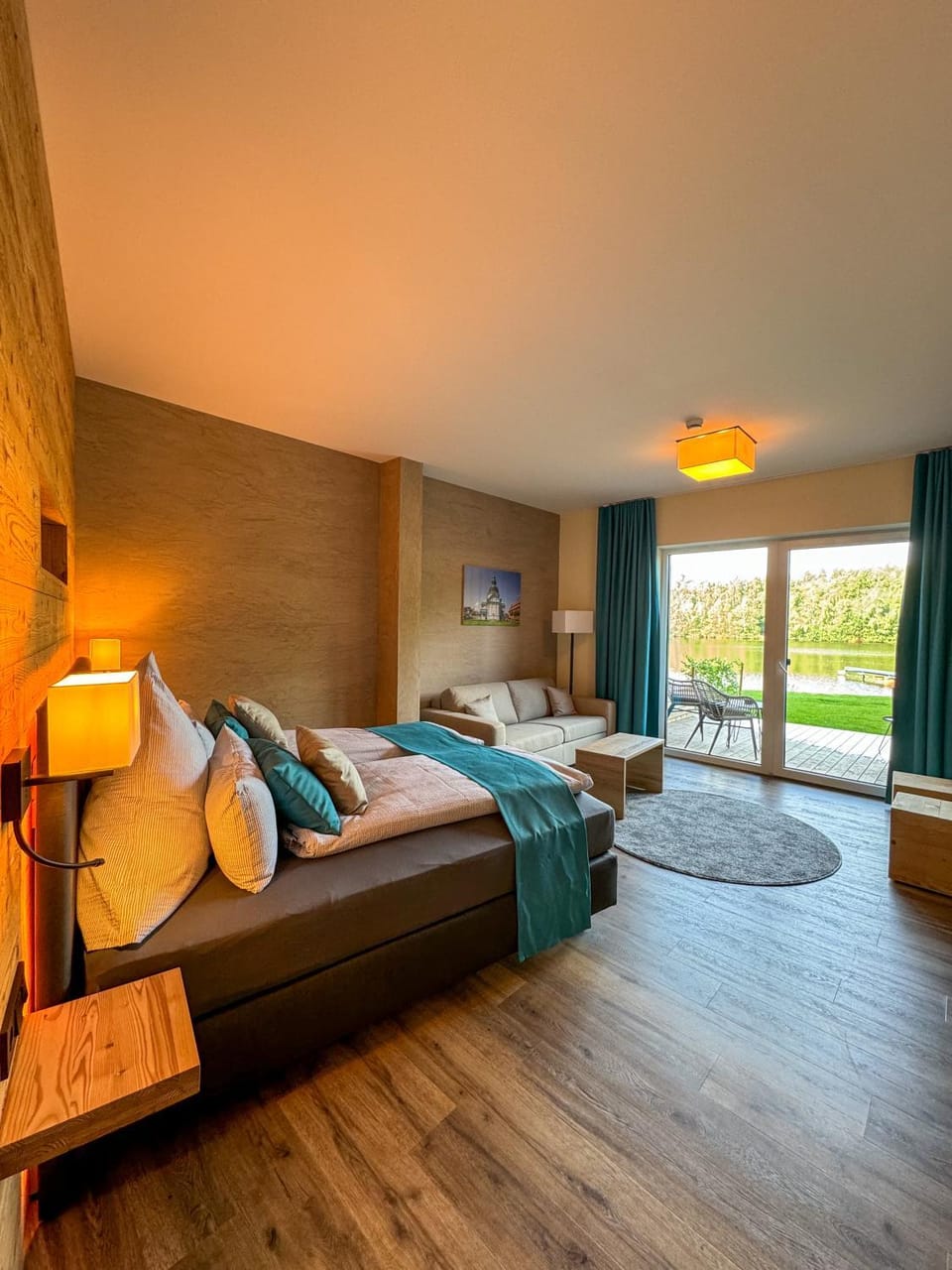 Bed, Photo of the whole room, Seating area, Bedroom