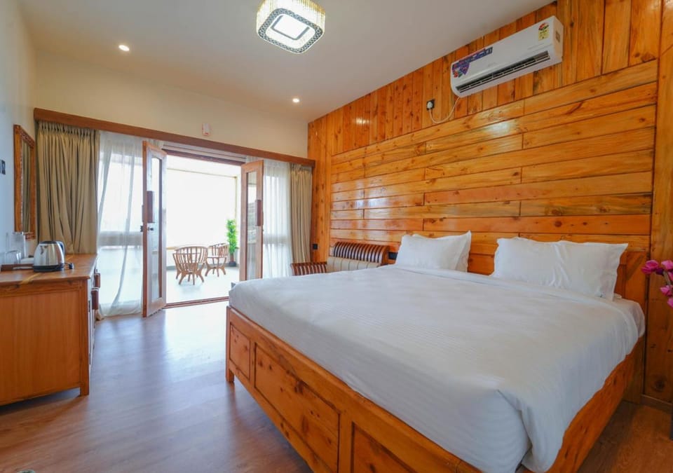 Bed, Photo of the whole room, Bedroom, air conditioner