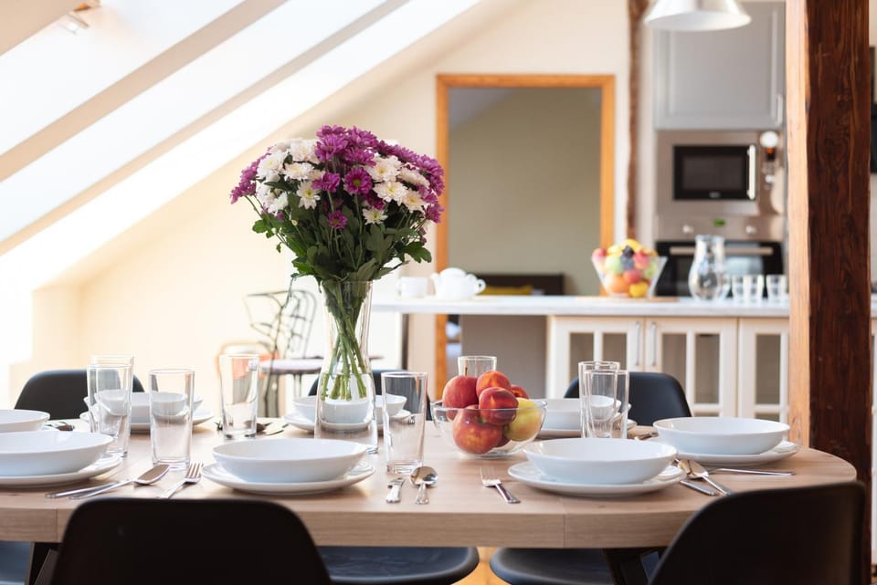 Kitchen or kitchenette, Dining area