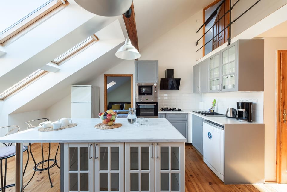 Coffee/tea facilities, Kitchen or kitchenette, Dining area, oven, stove