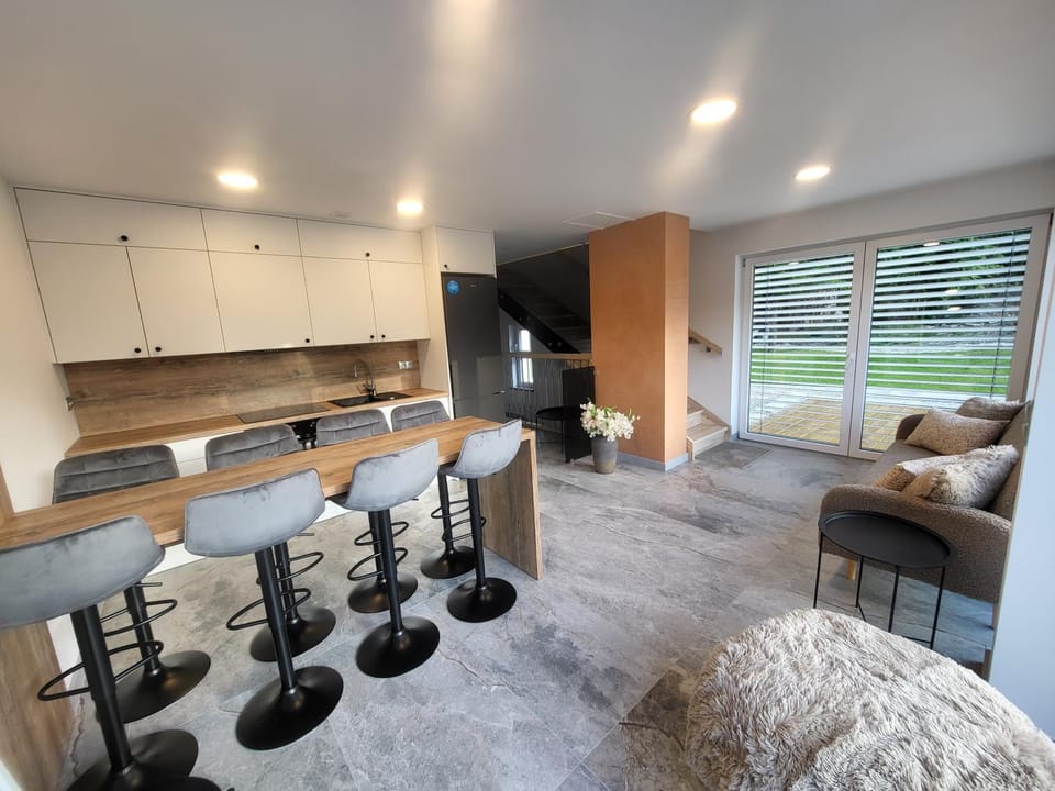 TV and multimedia, Kitchen or kitchenette, Living room, Seating area, Dining area