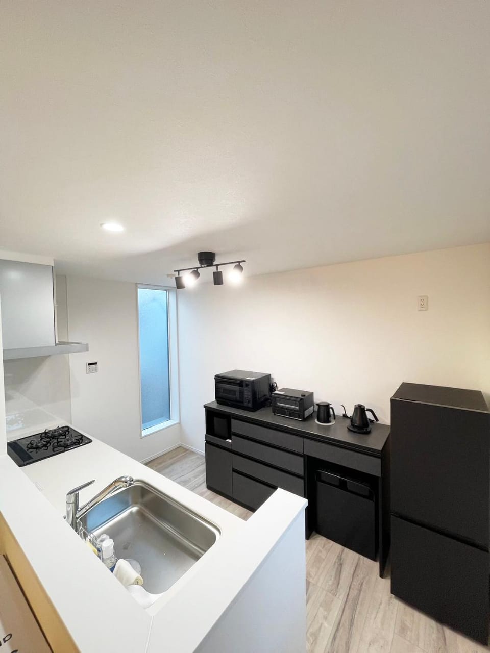 Kitchen or kitchenette, fireplace