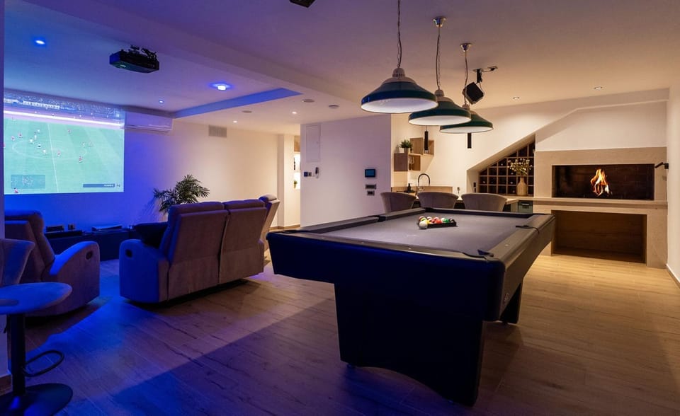 Billiard, Game Room