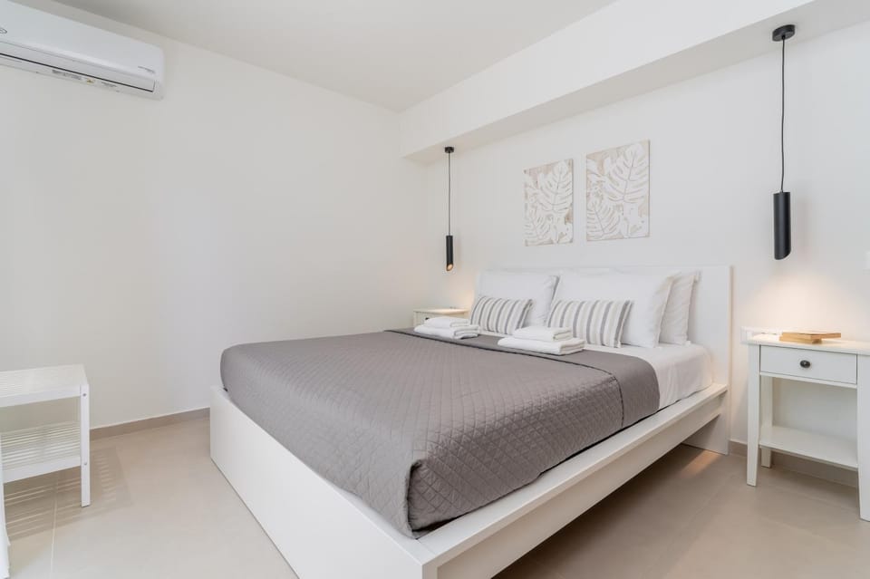 Bed, Bedroom, air conditioner