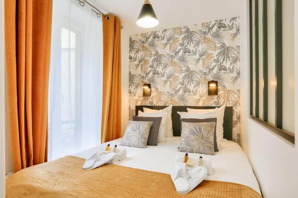 Bed, Living room, Photo of the whole room, Seating area, Bedroom, towels